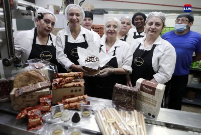 De esta fábrica salen puras cosas ricas para proveer a las cafeterías