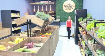 Una cuidada decoración para vender frutas y verduras