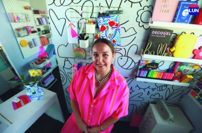 Déle un retoque visual al local: "Las letras y los colores son lenguaje"