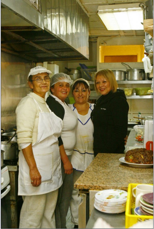 Cazuela, carne al jugo y lentejas salen desde esta cocina y de este equipo.