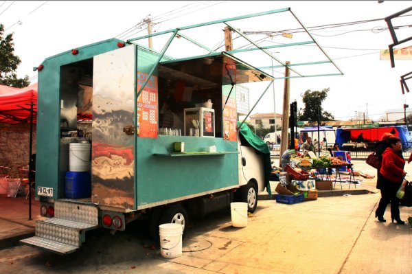 Beltrán partió hace 27 años con un pequeño carro de mote con huesillos y ahora tiene esta camioneta.