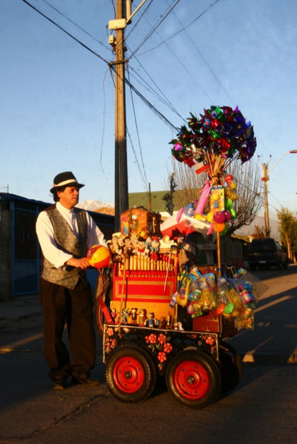 "Yo adapté mi organillo en un carrito para poder moverme fácilmente ", explica.