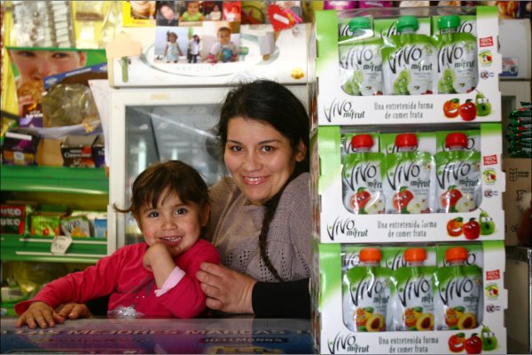 "Las mamás los compran mucho como colación para sus hijos", cuenta Becerra.