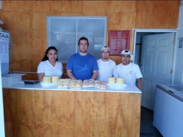 Lorena López, maestra de empanadas; Rodrigo Gavilá, administrador; Jonathan Acosta, Eddie Ever, maestros de masas y materias primas.