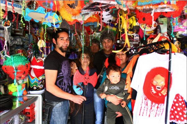 Esteban Rojas trabaja junto a su familia para sacarle el jugo a Halloweeen.