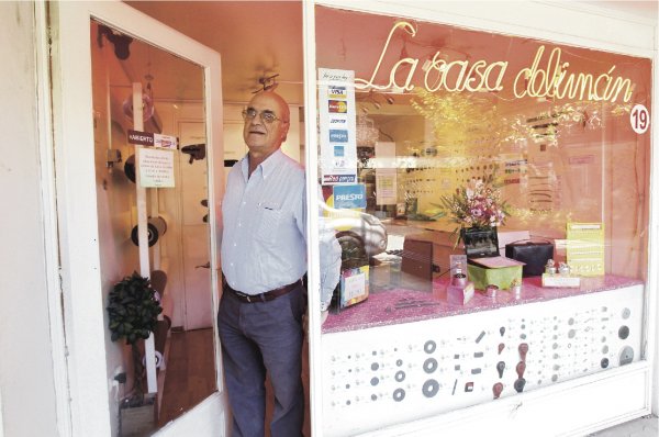 Carlos Stipicic en la puerta de La Casa del Imán.