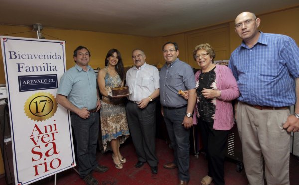 Rodrigo Arévalo, Gabriela Poblete, ejecutiva comercial de LUN, Víctor Arévalo, Mauricio Arévalo, Gladys Navarro (esposa de Víctor) y Cristián Arévalo.