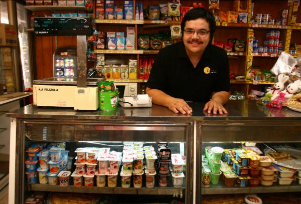 A Saldivia le gusta que los lácteos luzcan de entrada al local.