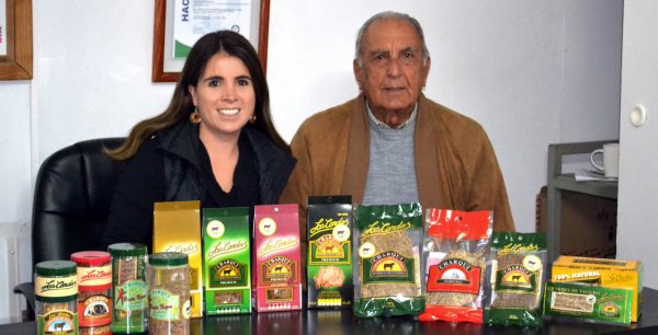 Marcelo Piraíno junto con Camila Bahamonde y el variado mix de productos.