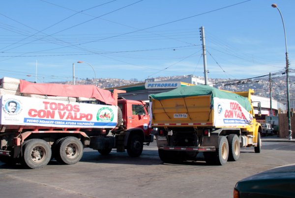 Los camiones llevaron más de 40 toneladas de materiales de construcción. 