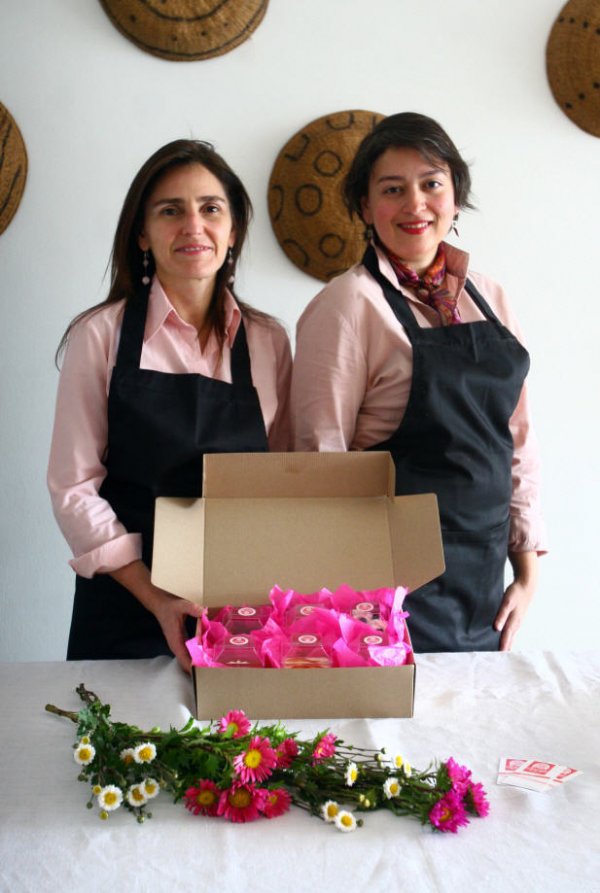 A Pauline Galté y Mariela Letelier se les puede ubicar en el Facebook Flor de Cabra.