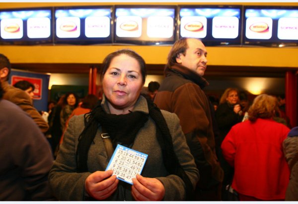 Mariana participó con entusiasmo del bingo. 