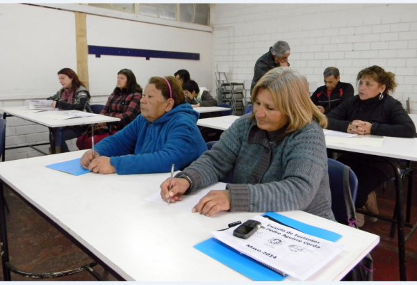 Las clases se llevan a cabo los días lunes y a ellas asisten hoy cerca de 20 comerciantes.