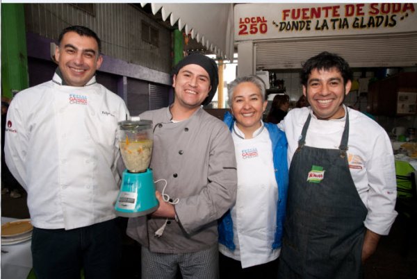 Juguera en mano y muy sonriente aparece el gran ganador, Álvaro Rubio Cerda, del local "Millaray y Alvarito" de la Vega.