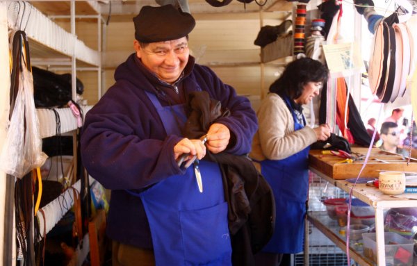 "Este tipo de arreglos alarga la vida de la ropa, respetando además su factura original", explica Calbuñir. 