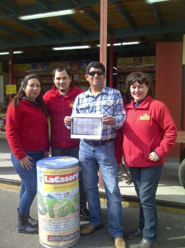 Arnaldo Rojas Vallejos compró y entregó su cupón en local 1-2 de Feria Lo Valledor, ganando un viaje a Brasil.