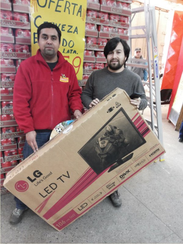 Yonathan Cárcamo Hernández dejó su cupón en local de Puerto Montt y ganó un televisor LED 3D FULL HD de 50 pulgadas.