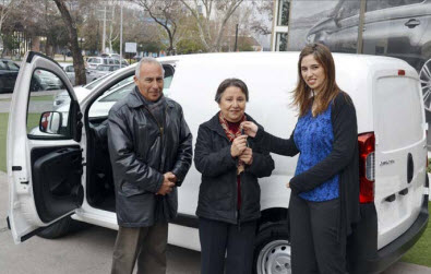 Jorge Huerta Toro, junto a su esposa, María Elena Alemany, y la encargada de
marketing de Citroën, Daniela Yhon Archa.