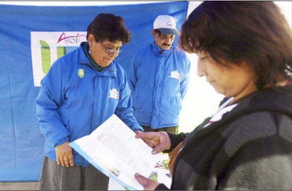 Monitores capacitados atienden las dudas de sus colegas.