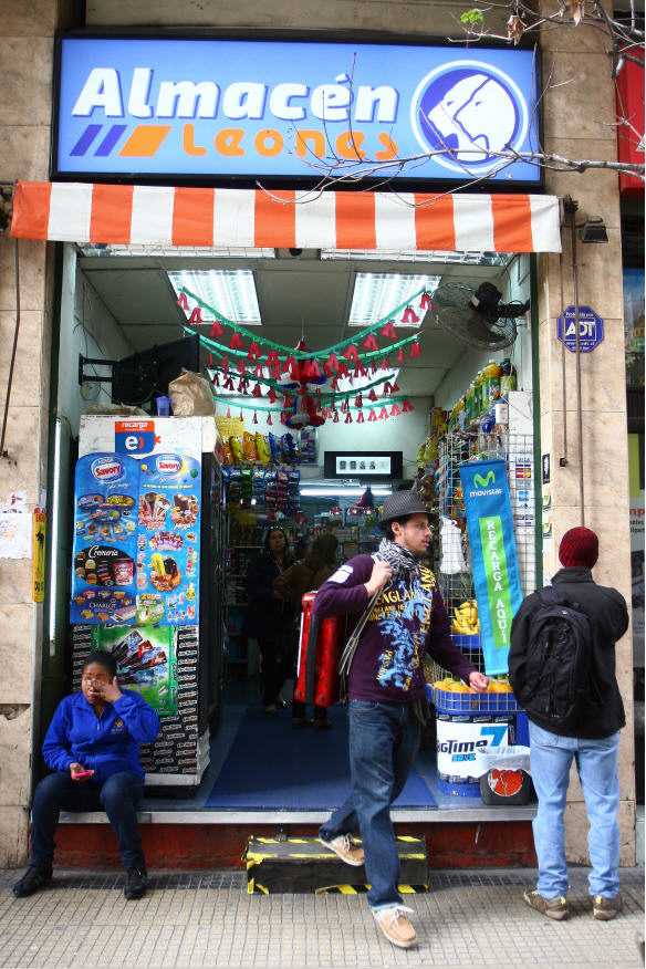 La oferta del local se abrió a productos del gusto de los inmigrantes.