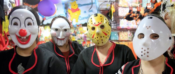 El look tipo Halloween ya se impone en la tienda Mundo Piñata.