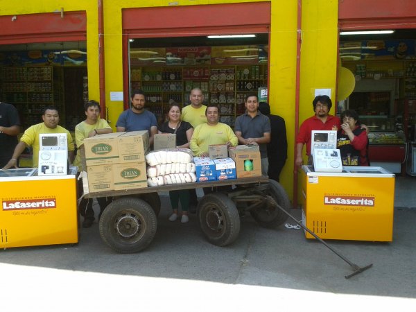 Los ganadores del kit de equipamiento para su negocio junto a sus premios.