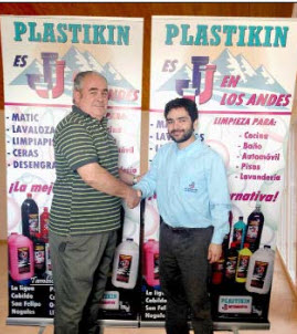 Avelino de la Fuente, de Plastikín, junto a Freddy Vásquez, gerente de ventas de Distribuidora JJ.