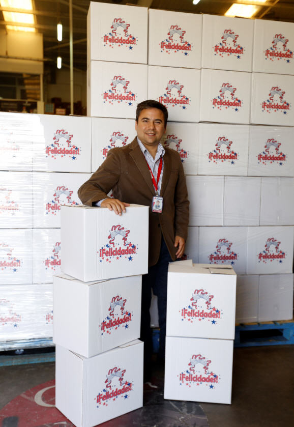 José Luis PIérola al pie del cañón con sus cajas navideñas.