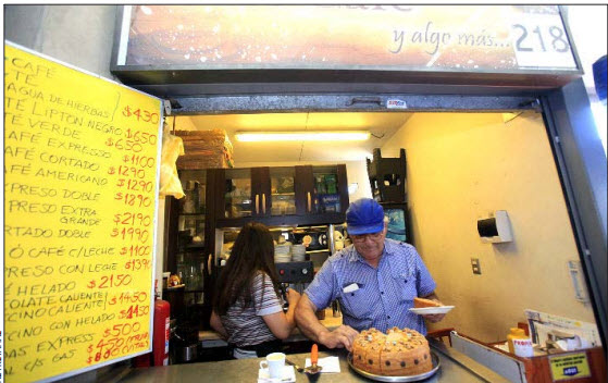 La cafetería lleva dos años y medio funcionando. 