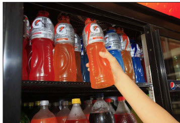 Entre las variedades con mayor demanda en la botillería Prolicores están las de color naranja y azul.   

