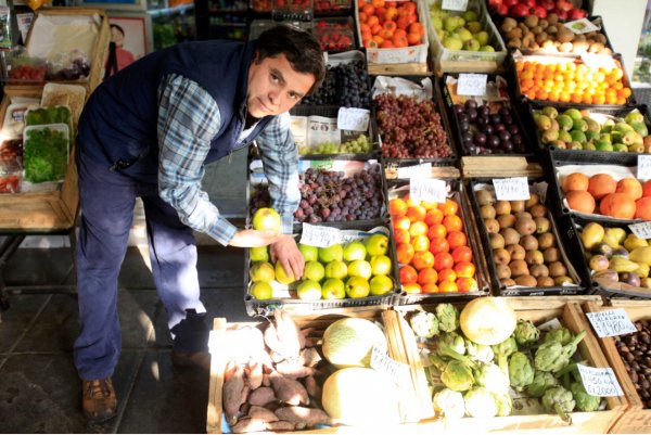 "La gente prefiere comprar sus frutas y verduras acá antes que en un supermercado", dice Pérez.   