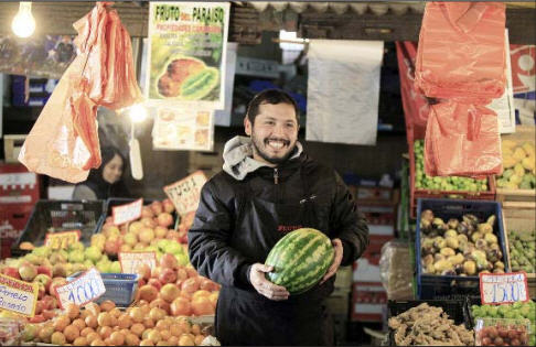 "El precio de las sandías es muy conveniente, mil pesos el kilo", dice Cobos.