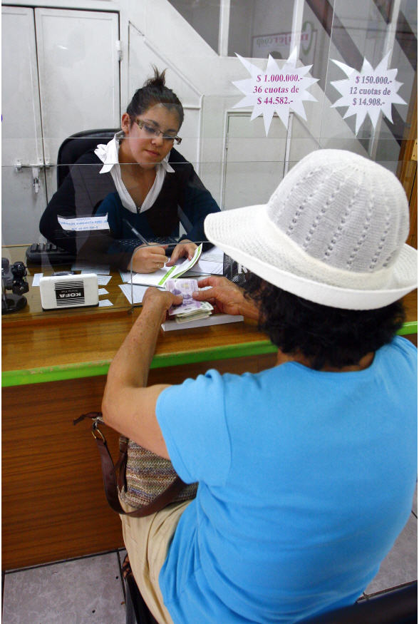 Varias personas se asocian con un objetivo común.