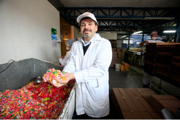 "Hoy me gano la vida con los dulces", afirma Fernando Monroy.