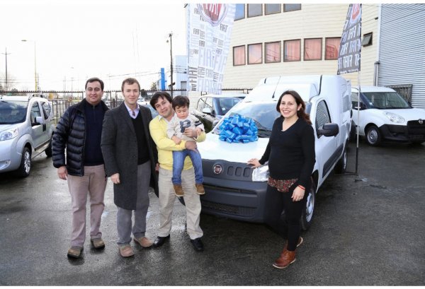 Yonatan (con el pequeño en brazos) feliz con la camioneta que se suma a su flota de cuatro vehículos.