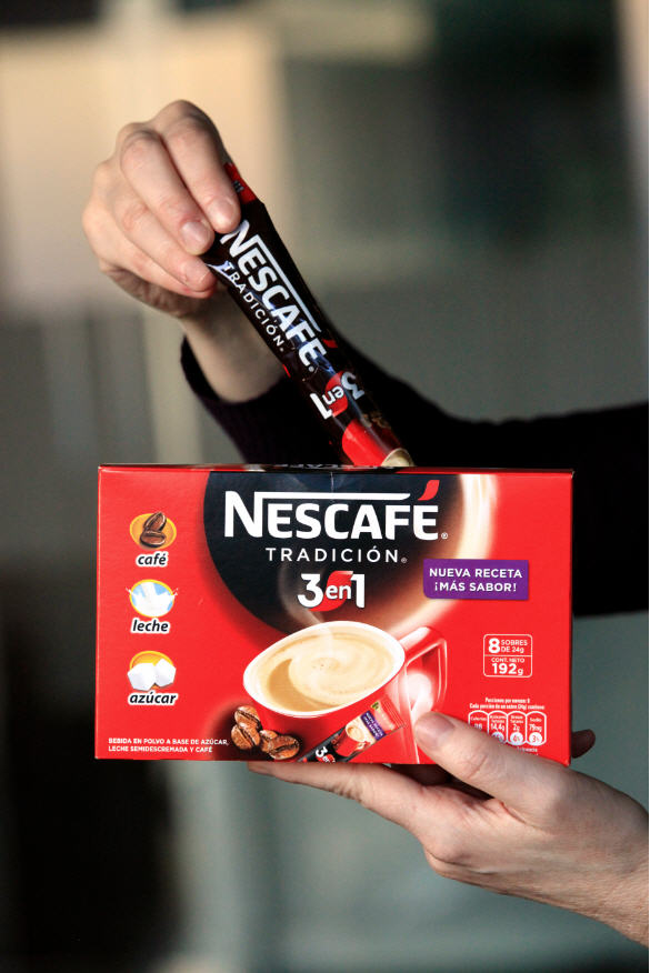 Nescafé 3 en 1 es un rico café con leche en formato individual