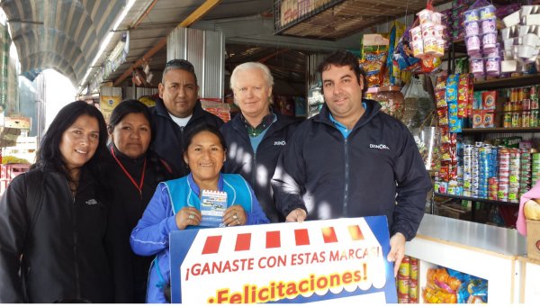 Jocelyn Soto y Yoselin Mondaca, vendedoras del local ganador; Óscar Chandía, supervisor; Juan Pablo Pavissich, gerente general Distribuidora Disnor; Luis Seguel, supervisor e Isabel Layme Nicolás, ganadora de la Fiat Fiorino.