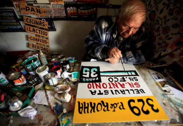 Los carteles más pequeños le toman un par de horas a Zenén Vargas.