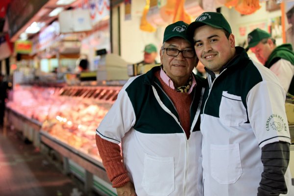 Luis Tobar y su nieto en Carnes Santa Ema.



