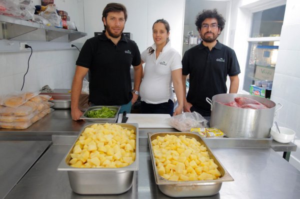 Cristián Fleiderman, su esposa Valentina Klein, y Gabriel Moraga, integrante del equipo.