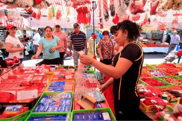 Espinace dice que su puesto destaca por la variedad de adornos y los buenos precios.