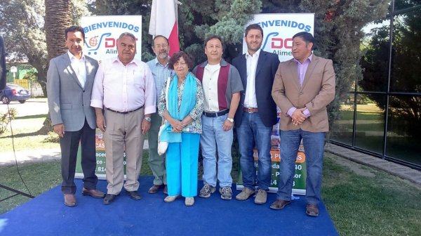 Tras la inauguración posan Luis Cordero, director de Dideco, municipalidad de Peñaflor; Juan Plaza, concejal; Jorge Kellendorck, concejal; Teresita Acevedo, concejala; Rodrigo Silva, gerente general de DCT; Juan Antonio Coloma A., diputado; Guillermo Donoso, concejal.