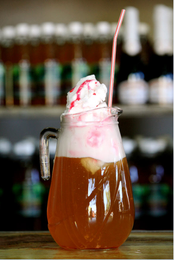 Jarritos como este con vino pipeño, helado de piña y granadina serán protagonistas en unas horas.