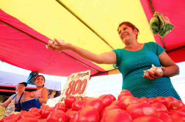 "Lleve ajito para el marido, para que no se quede dormido". Así ofrece Isabel uno de sus productos estrella.