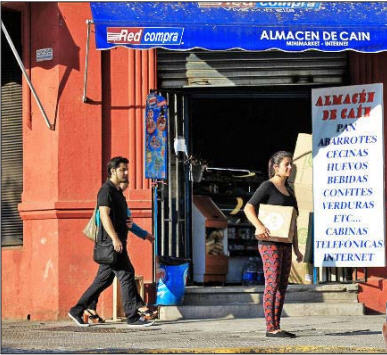 Los pedidos de compras por Internet llegan a un almacen de barrio.