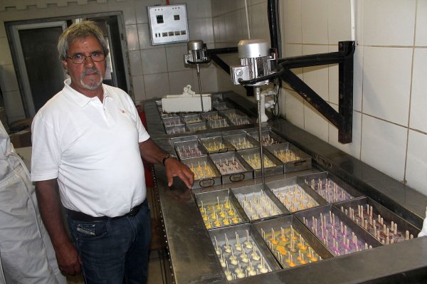 En York producen unos 15.000 a 20.000 helados diarios, según Bernabé Galindo.