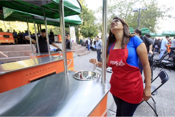 Carmen Eliana dice que la venta de jugos en la calle la impulsaron extranjeros como ella.