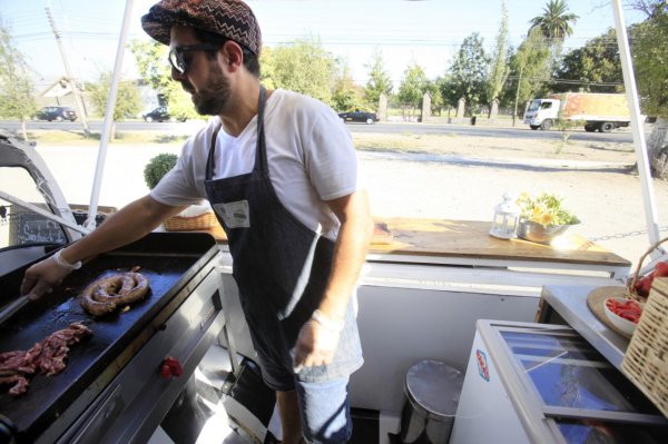 Patricio cuenta que adaptar el vehículo para la venta de comida fue un arduo trabajo.