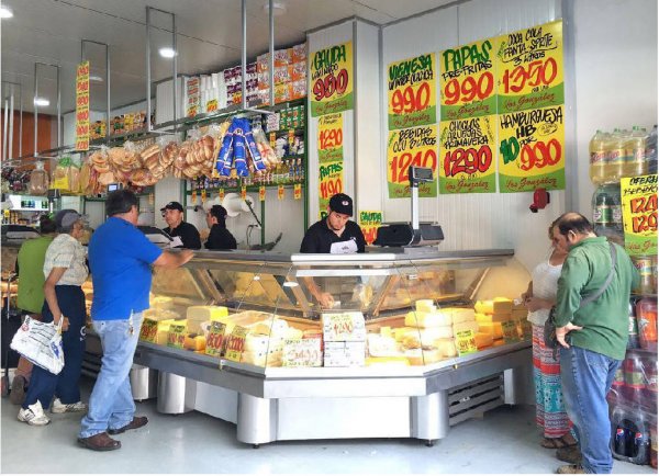 Artesanos 61, un amplio local donde fiambres, cecinas y bebidas reverencian al rey: el queso.