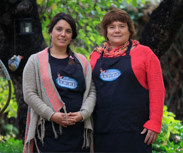 María Francisca junto a su madre, quien ha sido un pilar importante del negocio.